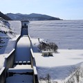 Photos: 冬のダム湖の放水路