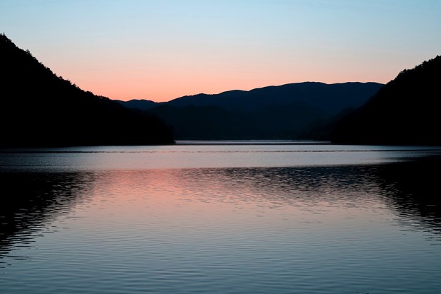 日の出前のダム湖