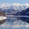 写真: 冬晴れの湖面