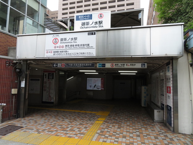 写真: 御茶ノ水駅 メトロ1番口