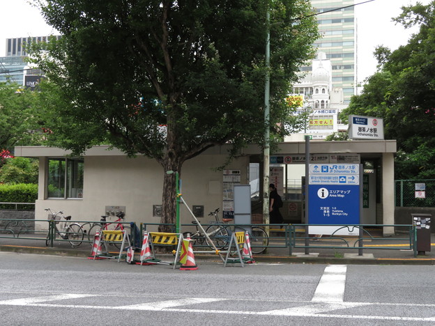 写真: 御茶ノ水駅 メトロ2番口