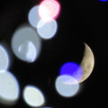 写真: 月とイルミネーション