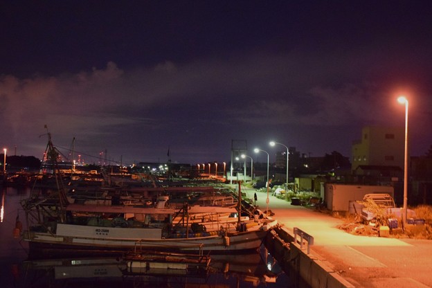 Photos: 夜明け前の漁港