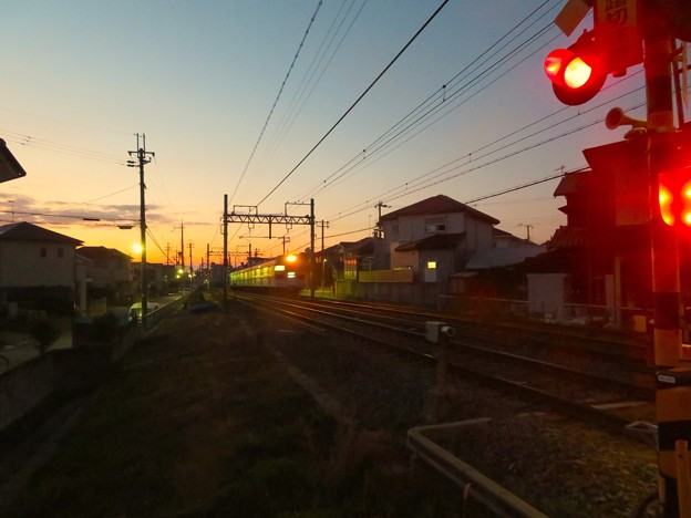 写真: 朝焼けの下り電車