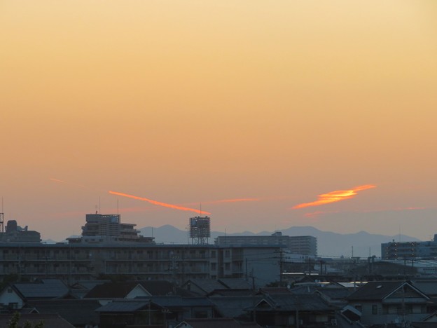 写真: 日の出前の雲