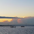 写真: 明石海峡大橋前を出漁