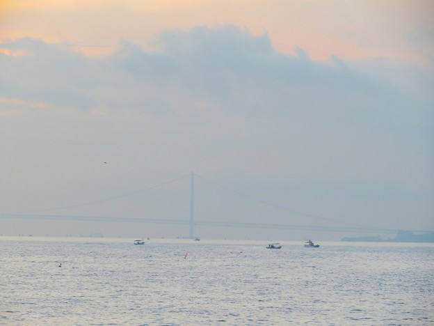 薄靄の明石海峡大橋と漁船