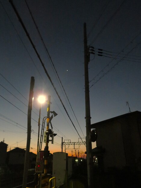 Photos: IMG_231127 (4)　踏切の夜明けと明けの明星