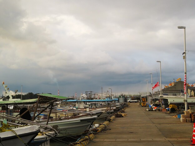 IMG_240207 (21)　曇り空の漁港
