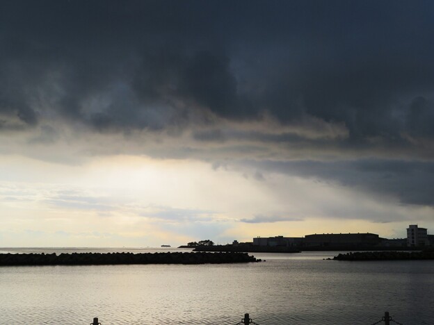 IMG_240207 (25)　雨雲と毘沙門浜