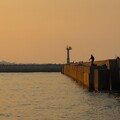 写真: IMG_240428 (30)　防波堤の釣り人