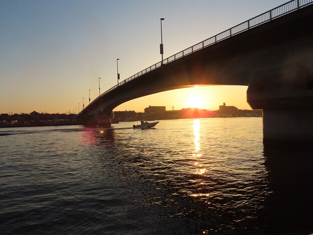 写真: IMG_240425 (32)　東二見橋の朝日と出漁