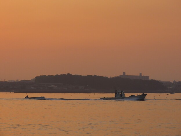 写真: IMG_240428 (16)　早朝の出漁
