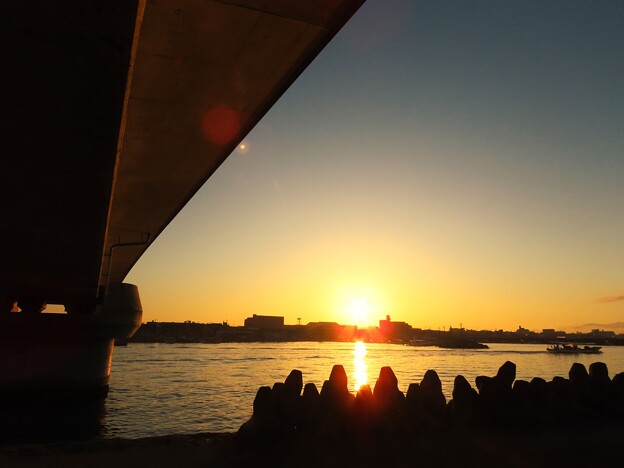 写真: IMG_240425 (35)　東二見橋の朝日と出漁