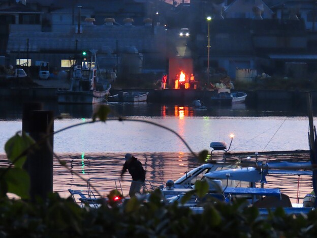 写真: IMG_240504 (16)　対岸の焚火と出漁準備