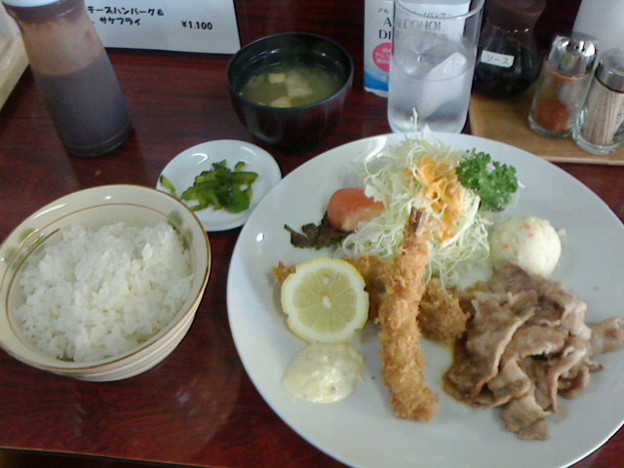写真: 矢車やぐるま「B 定食」800 円生姜焼& エビ、サケフライ