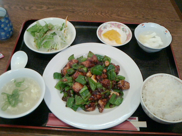 写真: 運城飯店「鶏とカシューナッツ炒め」860 円ランチメニュー