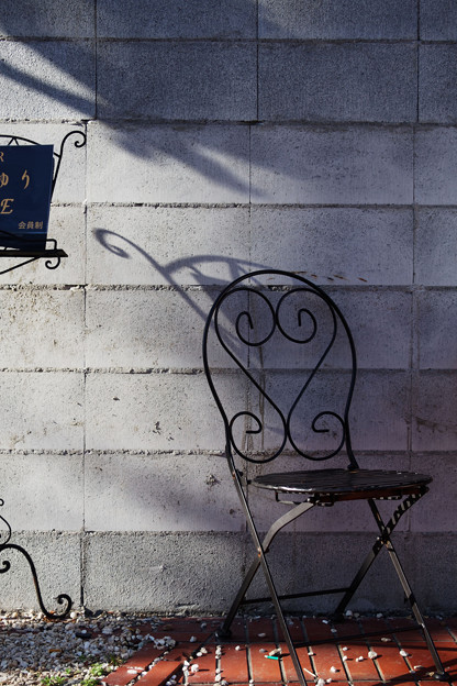 写真: 椅子と影