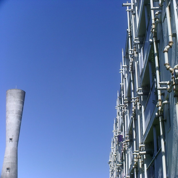 写真: 配管と給水塔