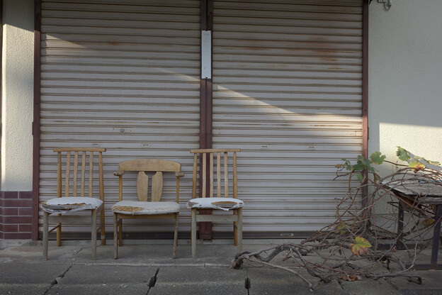 写真: 三つの椅子