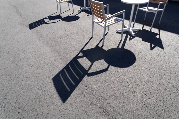 写真: 椅子とテーブル