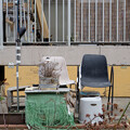 写真: 椅子と鳥かご