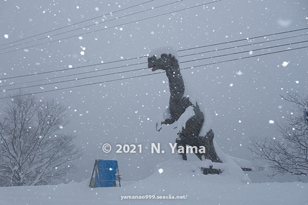 冬の恐竜像