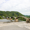 写真: 錦帯橋と岩国城