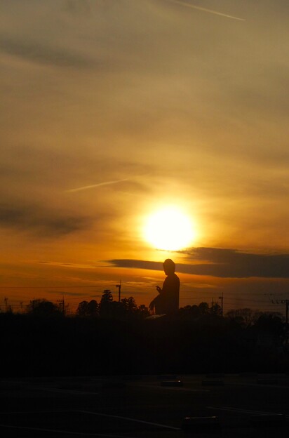 写真: 牛久大仏と夕日とのコラボ