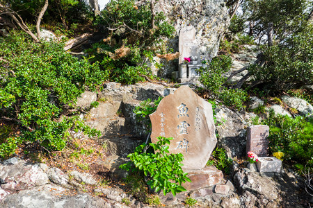 雁島の慰霊碑