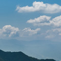 雲の合間から覗く富士山頂