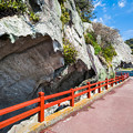 写真: 淡島橋から眺める淡島の岸壁