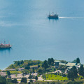 写真: 駒ヶ岳から見下ろす芦ノ湖遊覧船