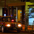 写真: 週末夜のオフィス街のタクシーのりば（２）
