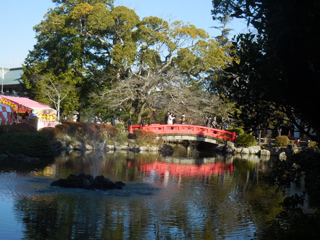 写真: 朱塗りの橋
