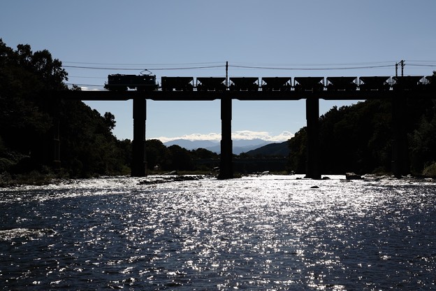 写真: 秩父鉄道デキ貨物荒川橋梁シルエット