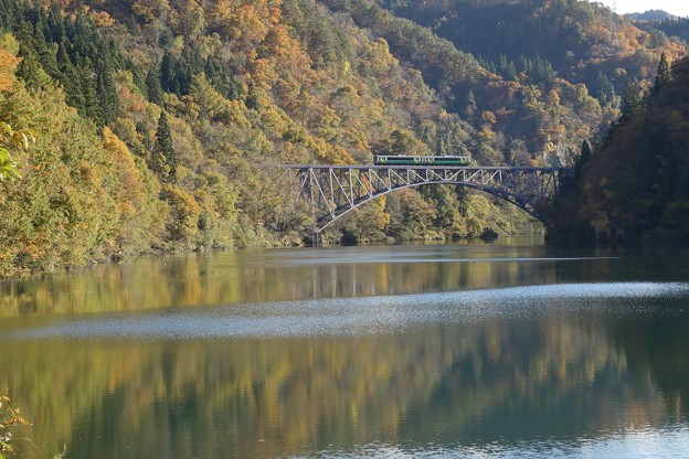 写真: 第一只見川橋梁の湖畔をゆくE120形その2