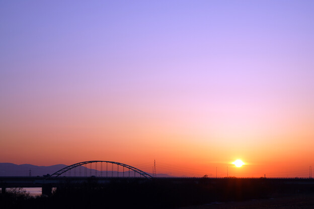 写真: 石狩川に沈む夕日