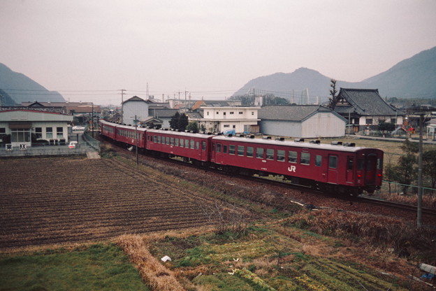 写真: 姫新線の普通列車（820レ）