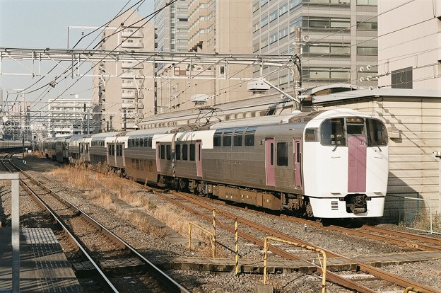 写真: 錦糸町の留置線に入る215系回送