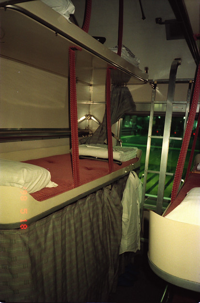 写真: 「出雲２号」に連結された３段式の14系B寝台車