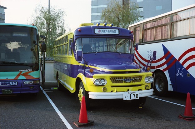 写真: 大江戸温泉物語のボンネットバス