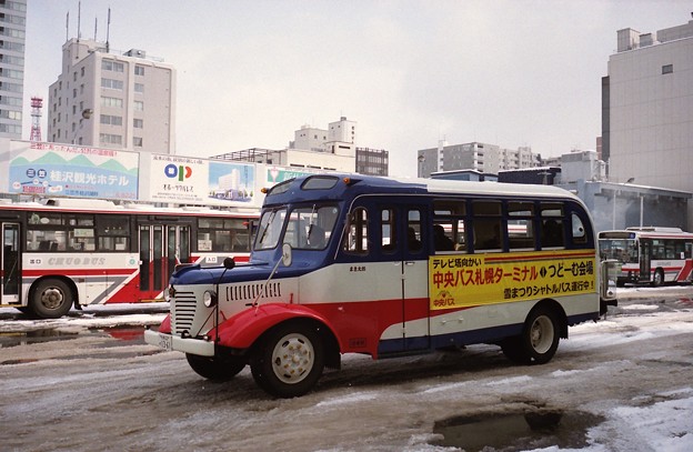 写真: 札幌バスセンターを出発した「まき太郎」