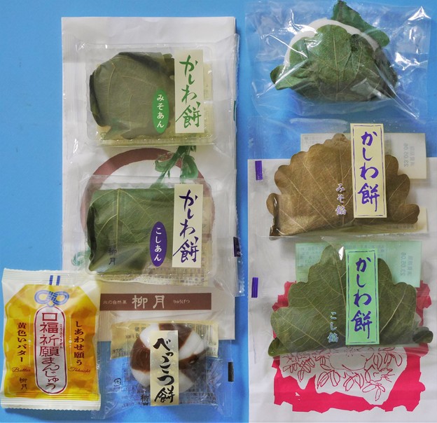 写真: 柏餅を六花亭、柳月、近所のストアーで買って食べ比べ予定(^^ゞ
