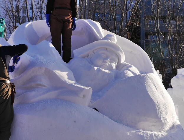 国際雪像（製作中）　優勝、モンゴル「温もり」
