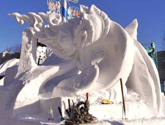 国際雪像（製作中）　準優勝、タイ「ナーガの火の玉」