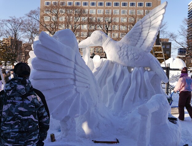 国際雪像（製作中）　ポートランド市「ファイナルアプローチ」