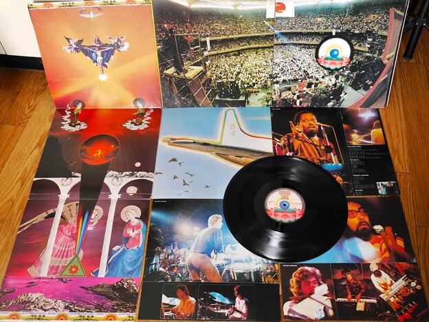 写真: 落札「サンタナのロータスの伝説」LP多数のインサート。レコード３