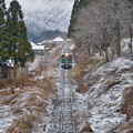 写真: 冬枯れの鉄路を軋む