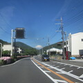 写真: 国道２４６号と富士山